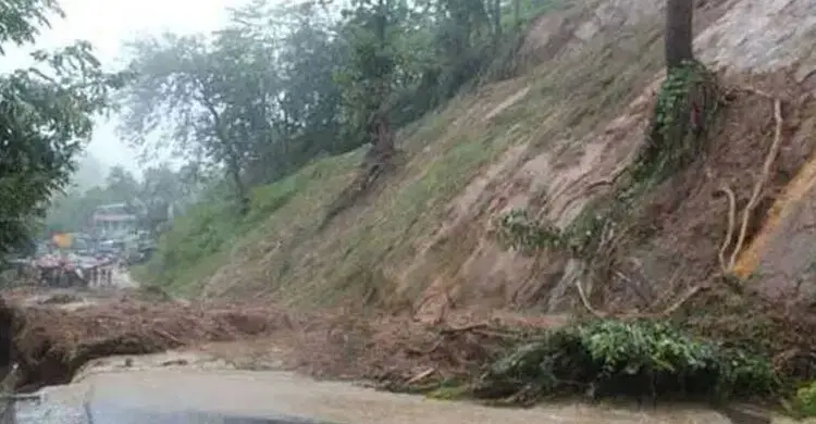 ৬ বিভাগে অতি ভারী বৃষ্টির আভাস, পাহাড়ে ভূমিধসের শঙ্কা