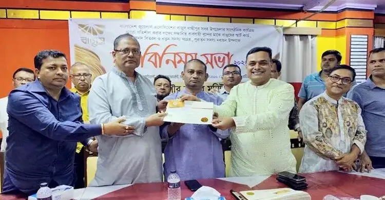 লক্ষ্মীপুরে স্মার্টকার্ড পেলেন সোনা ব্যবসায়ীরা