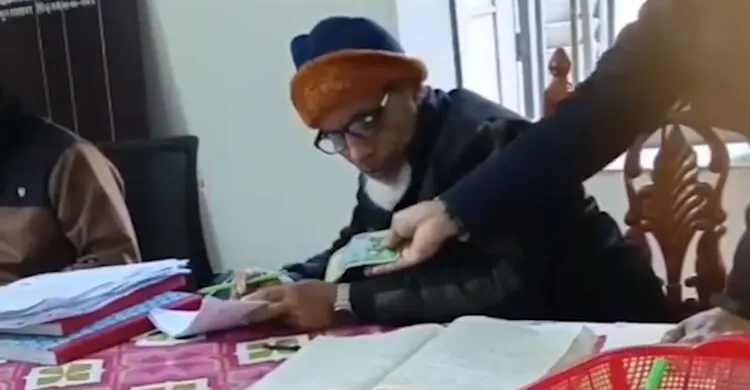 নড়াইলে ভূমি অফিসের নায়েবের ঘুষ লেনদেন ফাঁস