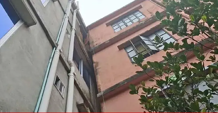 উদ্বেগ বাড়ালো হেলেপড়া ভবন