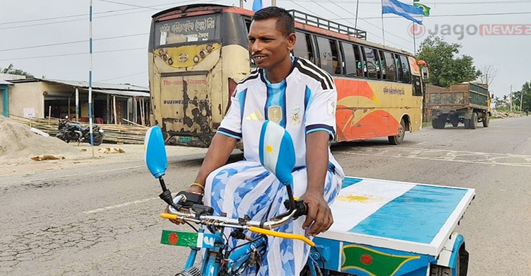 গ্রাম নয়, যেন এক টুকরো আর্জেন্টিনা সাজিয়েছেন ভ্যানচালক ‘মেসি সুমন’