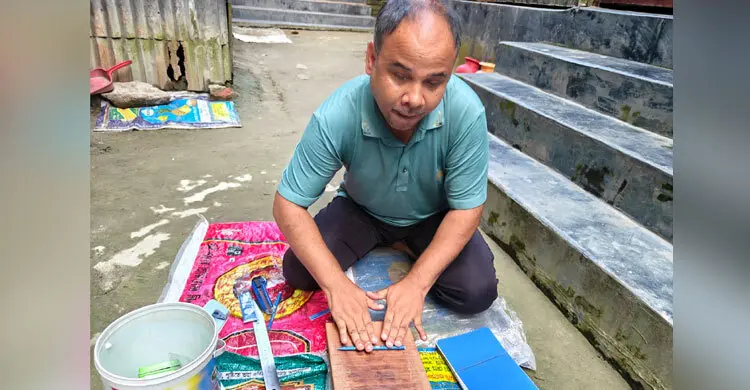 কাগজ দিয়ে পরিবেশবান্ধব কলম তৈরি করছেন দৃষ্টি প্রতিবন্ধী শরিফুল