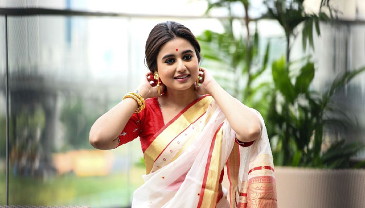 পূজা সাজে ঐতিহ্য ও আধুনিকতার মিলন