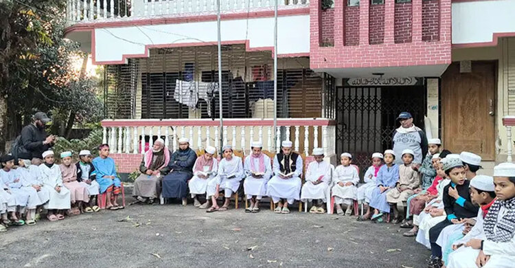 ফেনীজুড়ে দোয়া-কোরআন খতম, ঢাকার পথে হাজারো মানুষ