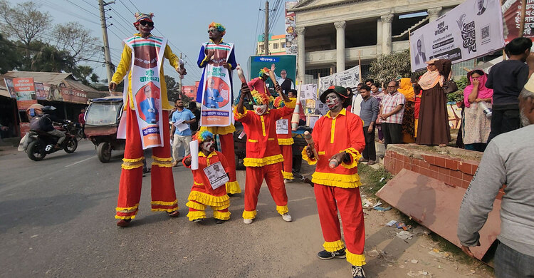শরীয়তপুরে সার্কাস দলের ব্যতিক্রমী নির্বাচনী প্রচারণা, নজর কাড়ছে ভোটারদের