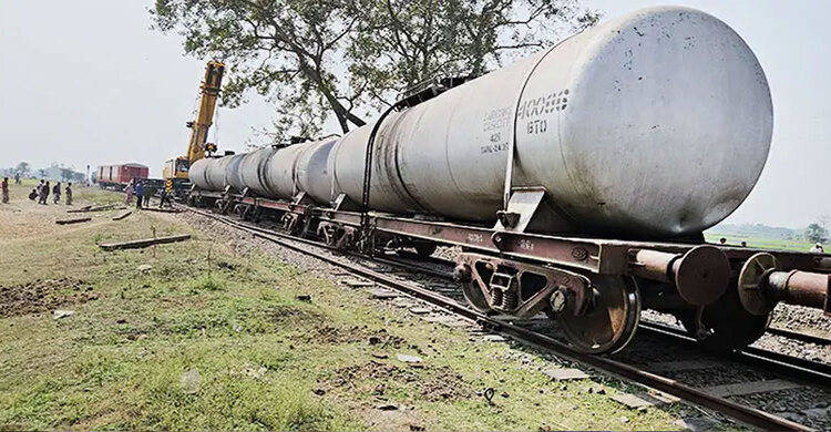 চাঁপাইনবাবগঞ্জে তেলবাহী ট্রেন লাইনচ্যুত