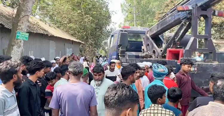 বসতঘরে ঢুকে পড়লো মাটিভর্তি ডাম্পট্রাক, ঘুমন্ত অবস্থায় বৃদ্ধের মৃত্যু