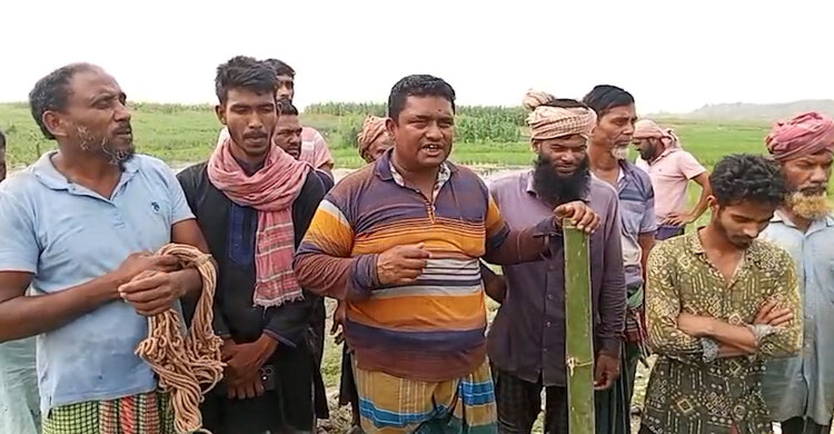 ফরিদপুরে দূর্গম চরে শিক্ষার্থীদের যাতায়াতে নিজেদের উদ্যোগে বাঁশের সাঁকো নির্মাণ