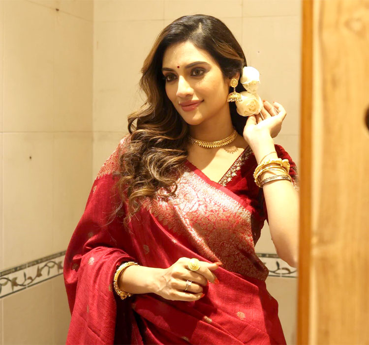 পূজা সাজে ঐতিহ্য ও আধুনিকতার মিলন
