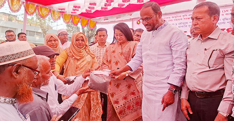 পর্যাপ্ত সার মজুত রয়েছে, সঠিকভাবে দিতে তদারকি চলছে: কৃষি প্রতিমন্ত্রী