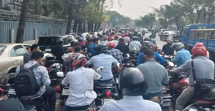 ভিড় কমেনি ফিলিং স্টেশনে, ধীরে ধীরে বড় হচ্ছে যানবাহনের লাইন