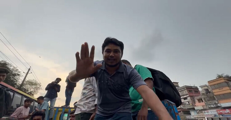 বাস না পেয়ে ট্রাকে করেই বাড়ি ফিরছে মানুষ