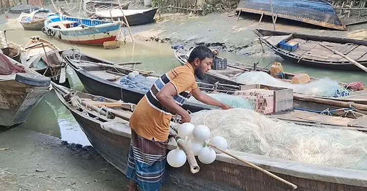 দুই মাস পর মধ্যরাতে নদীতে নামতে প্রস্তুত জেলেরা