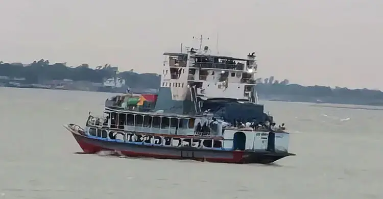 ঝড়ো বাতাস, দৌলত‌দিয়া-পাটু‌রিয়া নৌরুটে ফে‌রি চলাচল বন্ধ