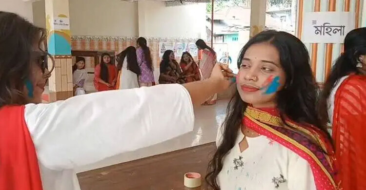 দোল উৎসবে রঙের খেলায় মাতলো ঝালকাঠি শহর