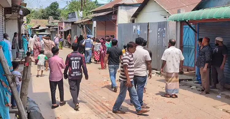 বাড়ির ভেতর দিয়ে যাওয়া নিয়ে দু’পক্ষের দফায় দফায় সংঘর্ষ, আহত ৩০