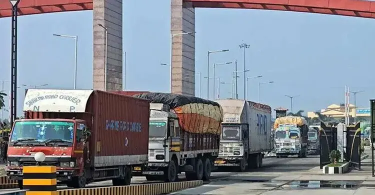 তিনদিন বন্ধের পর বেনাপোল দিয়ে আমদানি-রপ্তানি শুরু