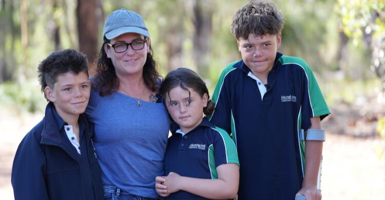 ৪ কিলোমিটার সাঁতরে সমুদ্রে ভেসে যাওয়া মা-ভাইবোনকে বাঁচালো কিশোর