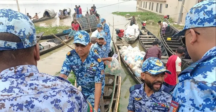 বন্যাদুর্গতদের পাশে বিমানবাহিনী, চট্টগ্রাম ও মৌলভীবাজারে ত্রাণ বিতরণ