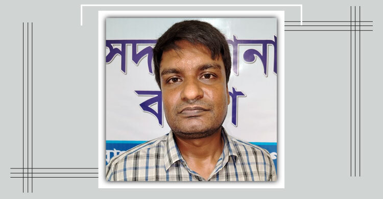 বগুড়ায় বার্মিজ চাকুসহ কলেজ শিক্ষক আটক