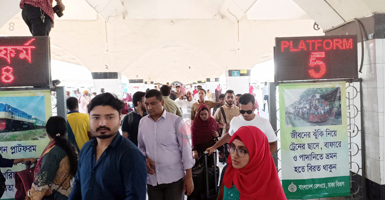 ট্রেনে স্বস্তি নিয়ে ফিরছেন মানুষ, এখনো বাড়ি যাচ্ছেন অনেকে