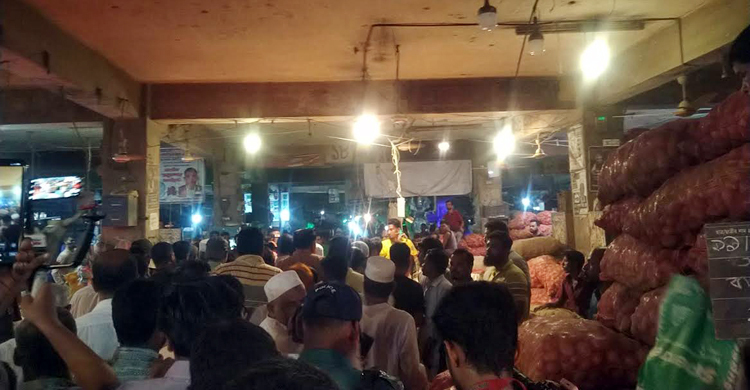 কারওয়ান বাজারে ঝুঁকিপূর্ণ আড়ত উচ্ছেদে ব্যবসায়ীদের বাধা