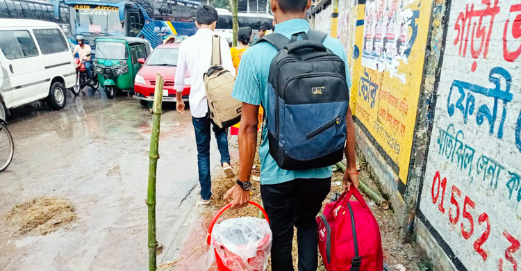ঢাকায় কোরবানি দিয়ে মাংস নিয়ে গ্রামে ফিরছে মানুষ