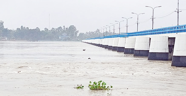 নদীতীরবর্তী এলাকায় বন্যা, নিরাপদ আশ্রয়ে ছুটছে মানুষ
