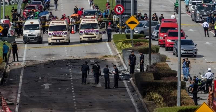 মহাসড়কে ছিটকে পড়লো বিমান, পথচারীসহ নিহত ১০