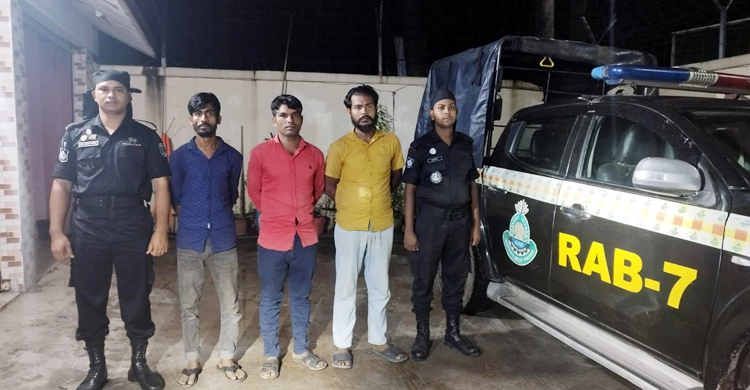 চট্টগ্রামে নারীসহ ৪ মাদক কারবারি গ্রেফতার