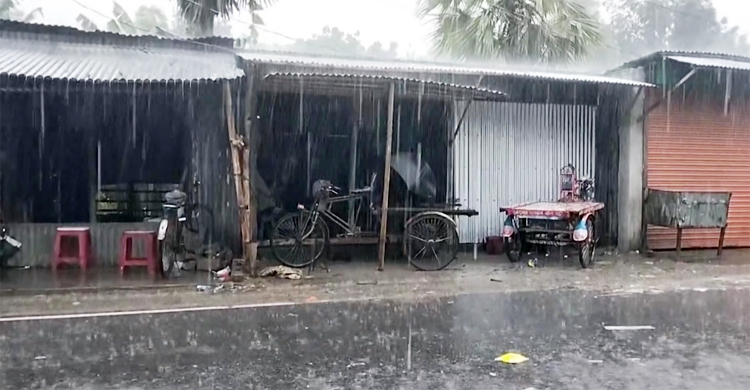 ফরিদপুরে একটানা বৃষ্টিতে স্থবির জনজীবন