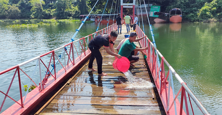 আবারো ভেসে উঠেছে রাঙ্গামাটির ঝুলন্ত সেতু
