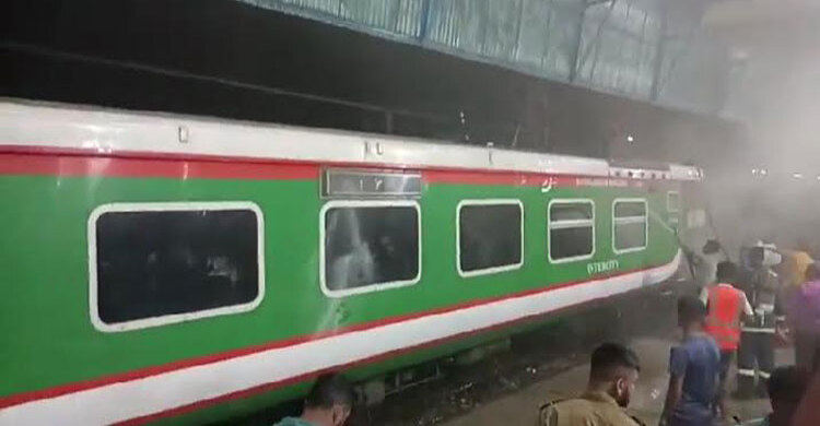 সিলেটে স্টেশনে দাঁড়িয়ে থাকা উপবন এক্সপ্রেস ট্রেনে আগুন