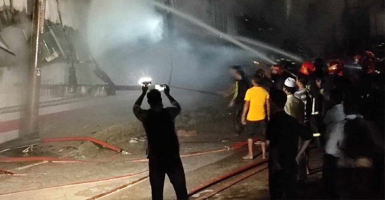 নারায়ণগঞ্জে তুলা কারখানায় আগুন