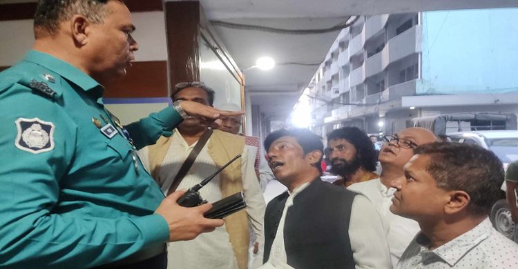 মনোনয়নপত্র জমা দিতে না পেরে প্রার্থীদের হট্টগোল