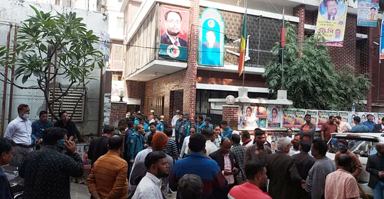 খাদের কিনারে জাতীয় পার্টি