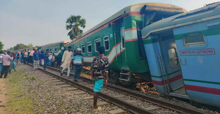 লাইনচ্যুতির ১৫ ঘণ্টা পর ট্রেন চলাচল স্বাভাবিক