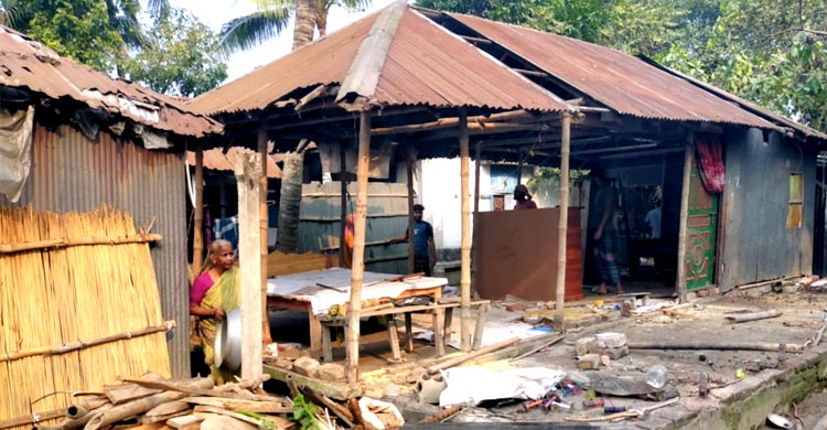ঘর হারিয়ে কাঁদছেন ৫ সহোদর, জনরোষে পালালেন ম্যাজিস্ট্রেট