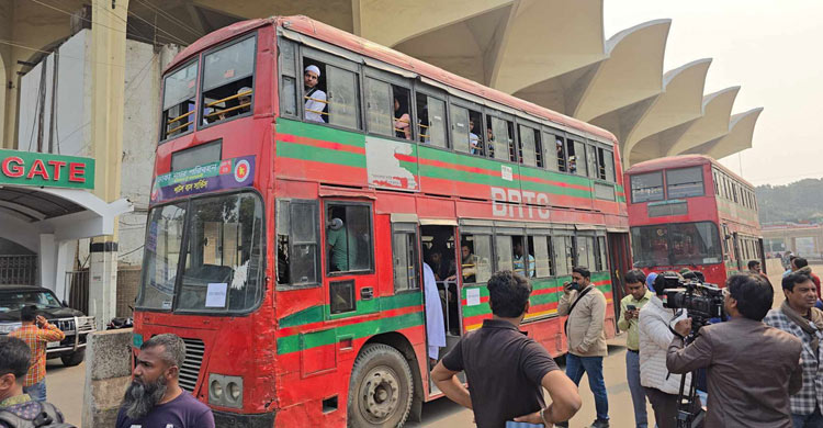 কমলাপুর স্টেশন ফাঁকা, ট্রেনের টিকিটে বাসে চড়ছেন অনেকে