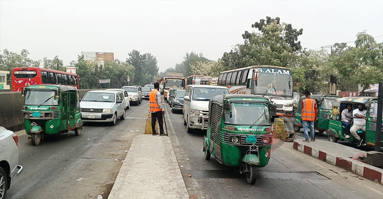 শাহ আমানত সেতুর টোল প্লাজায় যানজটে নাকাল যাত্রীরা