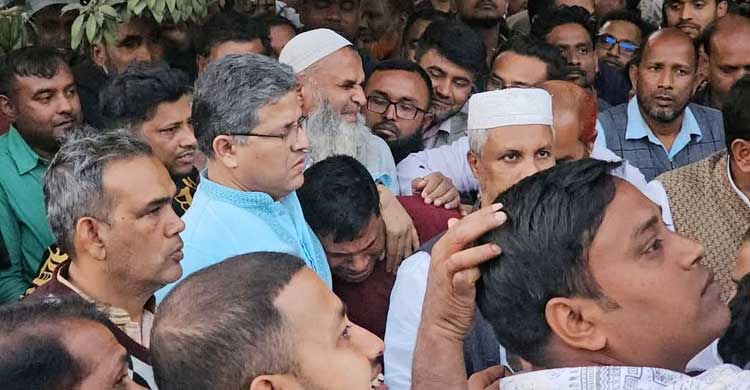 কেঁদে ও কাঁদিয়ে ফরিদপুর-২ আসন ছাড়লেন কৃষকদল নেতা বাবুল