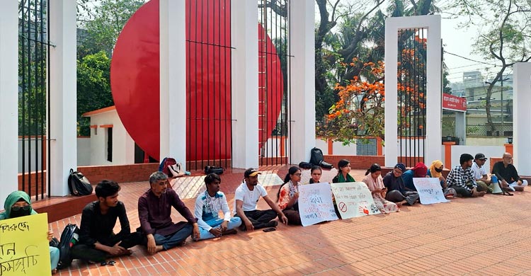 বরিশালে ধর্ষকের বিচার ও স্বরাষ্ট্র উপদেষ্টার পদত্যাগ দাবি