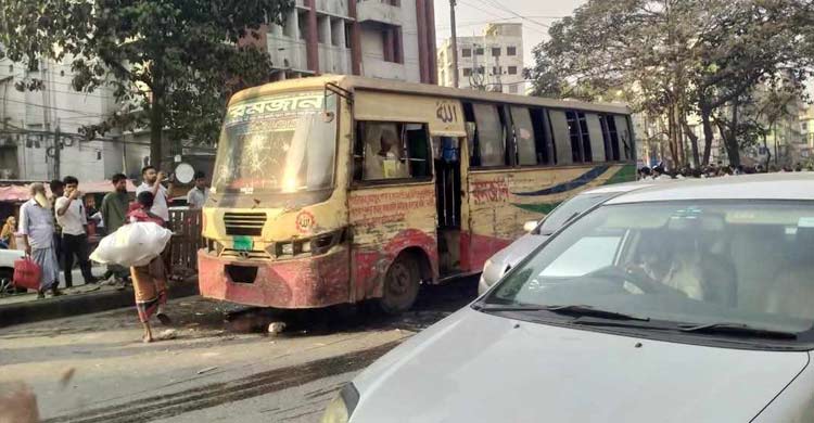 রামপুরায় গাড়িচাপায় মোটরসাইকেলচালক নিহত, রমজান বাসে আগুন