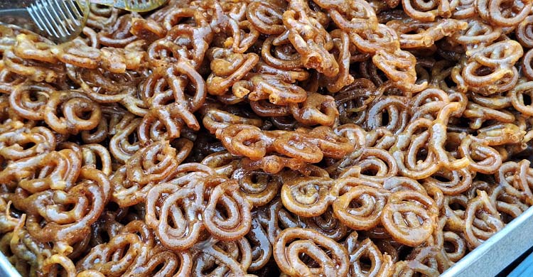 মিরপুরে গুড়ের রেশমি জিলাপিতে মজেছেন ক্রেতারা