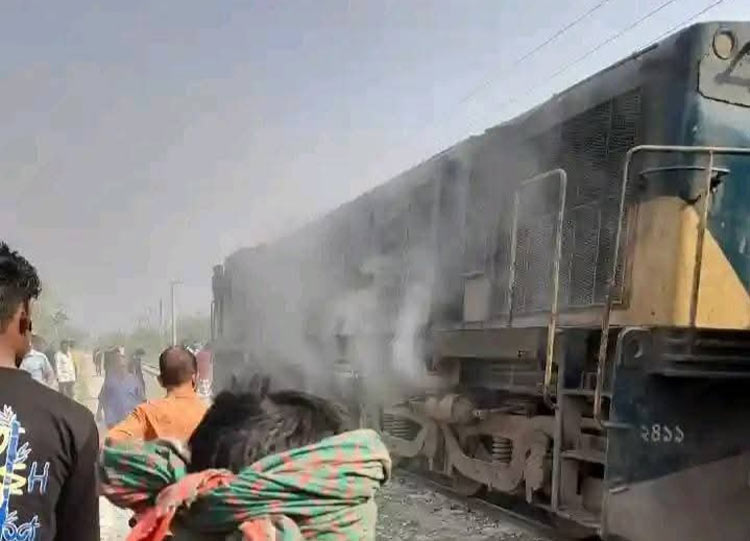 ময়মনসিংহে চলন্ত ট্রেনের ইঞ্জিনে আগুন