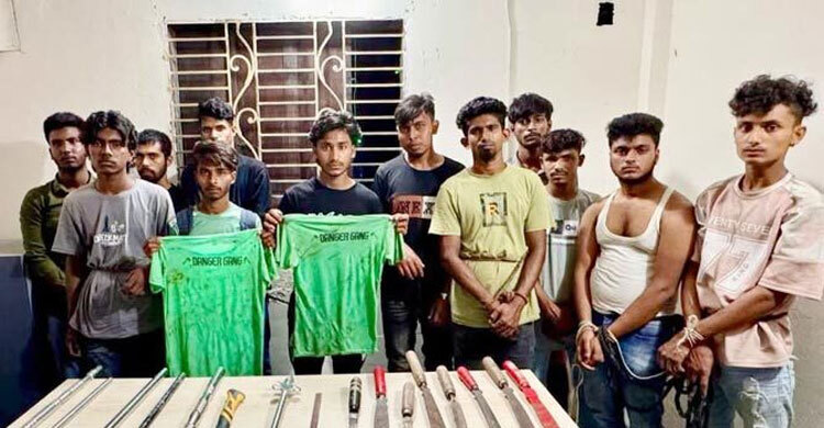 নৌকায় গান বাজিয়ে অস্ত্র হাতে নাচ, ‘ডেঞ্জার গ্যাং’র ১৬ সদস্য ধরা