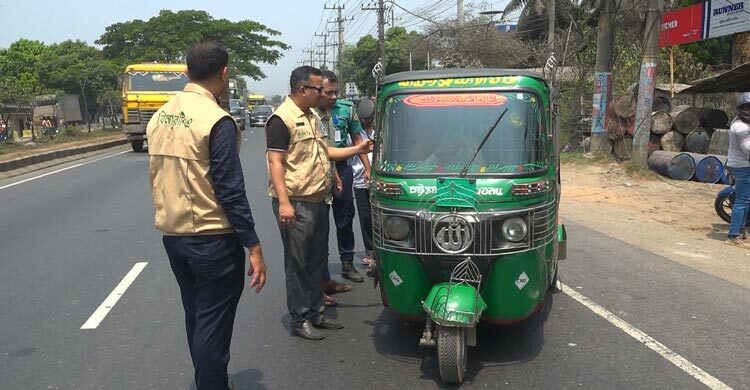 চট্টগ্রামে ৩৬ যানবাহনকে ৬৫ হাজার টাকা জরিমানা বিআরটিএর