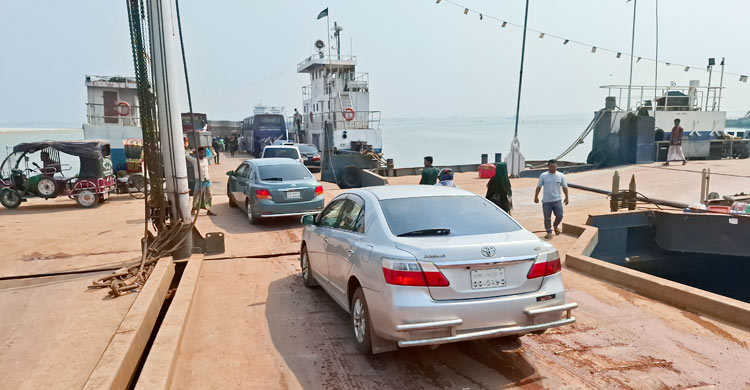 শেষদিনেও ভোগান্তি ছাড়া পদ্মা পাড়ি দিচ্ছে কর্মস্থলমুখী মানুষ