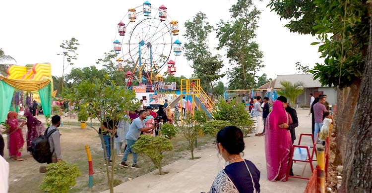 পর্যটকদের পদচারণায় মুখর ফেনীর বিনোদন কেন্দ্রগুলো