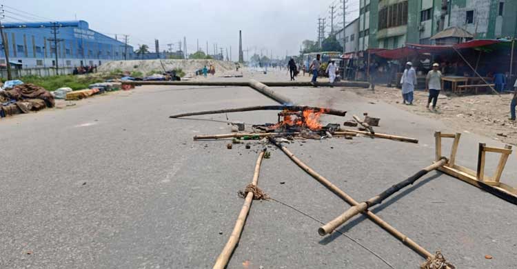 আইনশৃঙ্খলা বাহিনীর সঙ্গে শ্রমিকদের দফায় দফায় সংঘর্ষ, আহত শতাধিক